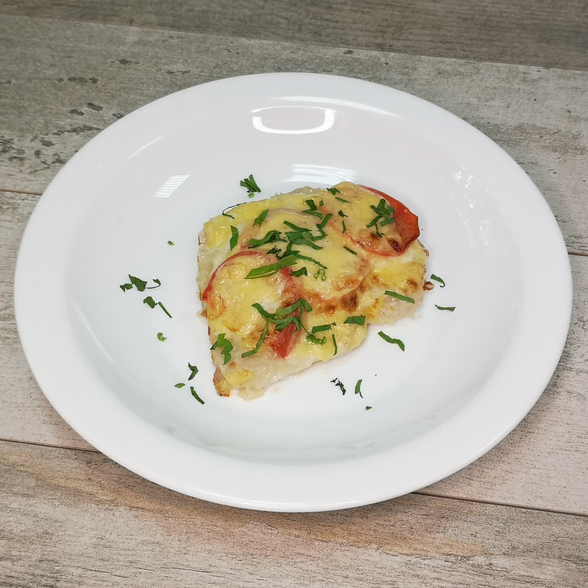 Отбивная покупечески из свинины с луком, помидором и